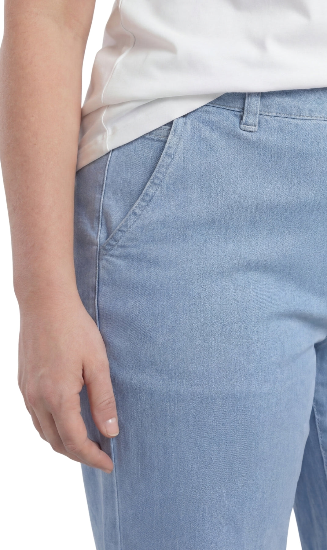 Women’s Lightweight Straight Leg Casual Denim Capri Pants in Cotton Blend Fabric